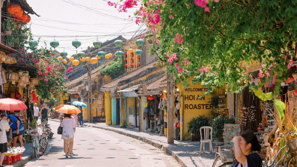 After having fun with all kinds of Da Nang things to do, it is wise to pay Hoi An Ancient Town a visit (Source: Collected)