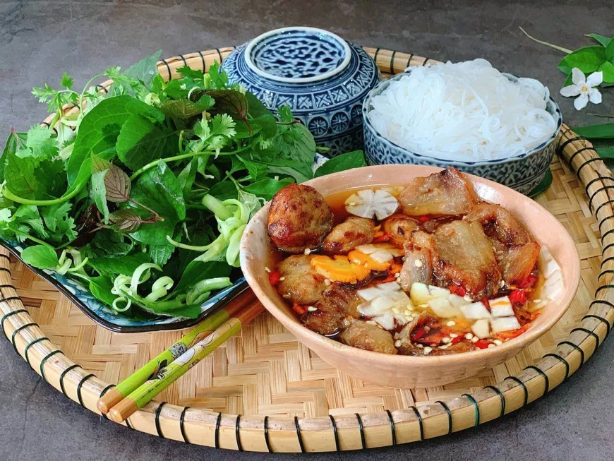 Bún chả served with grilled pork meatballs and vermicelli noodles