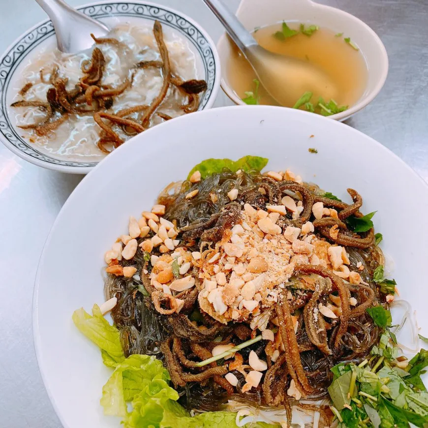 Stir-fried glass noodles with crispy eel mien xao luon in Hanoi
