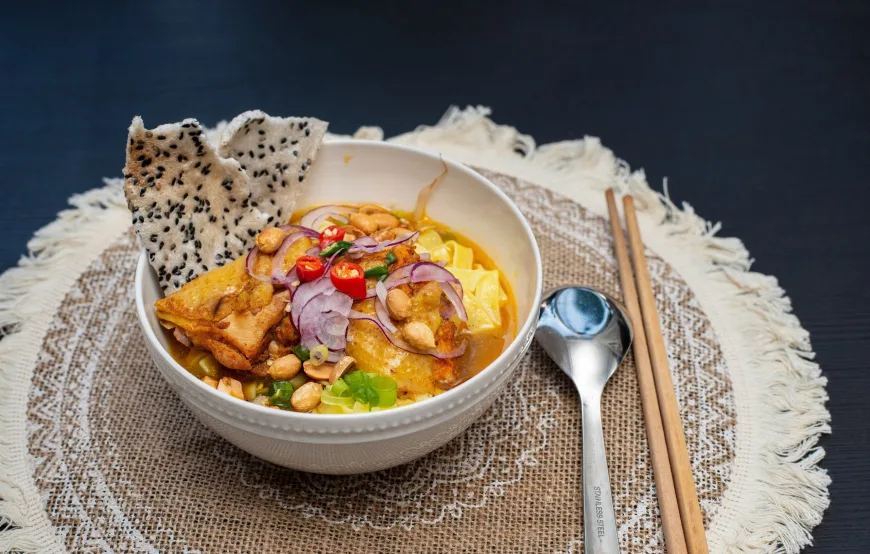 A steaming bowl of Mì Quảng, the iconic Quang noodle dish of Da Nang