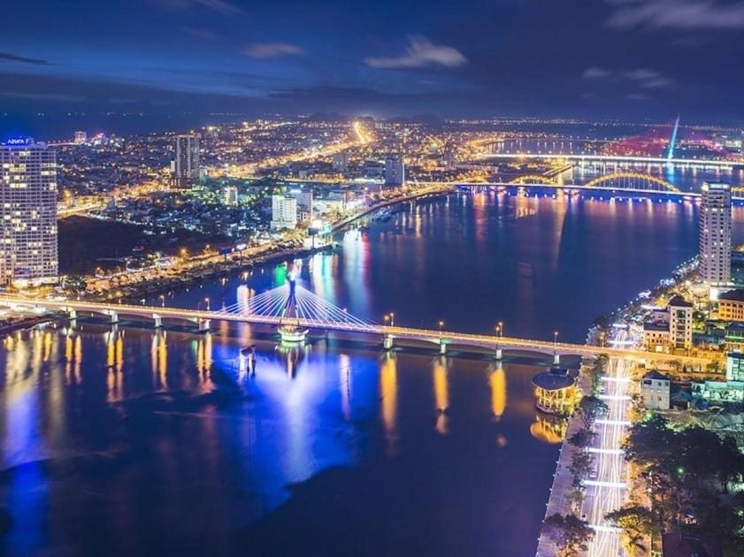 Tourists taking Han River Bridge photos (Source: Collected)