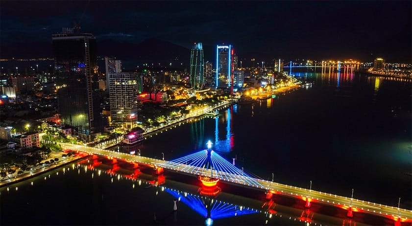 Tourists enjoying the Han River Bridge light show (Source: Collected)