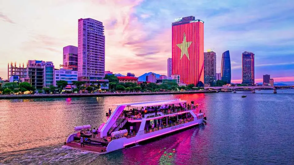 Cruise ships on Han River (Source: Collected)